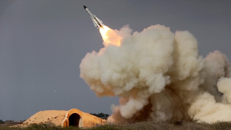 Tên lửa S-200 được bắn đi từ Iran trong một cuộc diễn tập. Ảnh: ISNA.