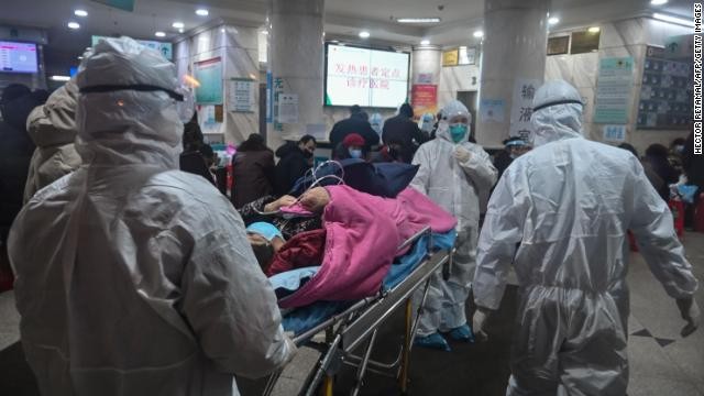 Nhân vân y tế đưa bệnh nhân vào Bệnh viện Chữ thập đỏ Vũ Hán. Ảnh: Getty.