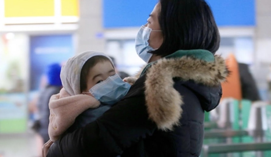 Mấy ngày qua một số tỉnh thành Trung Quốc ghi nhận các bệnh nhi nhiễm coronavirus mới từ bố mẹ. Ảnh: Global Times.