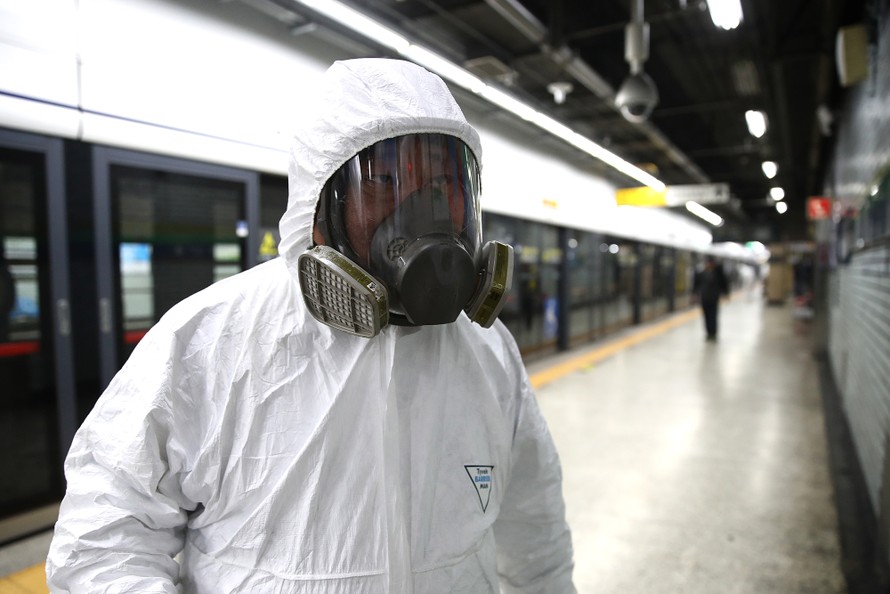 Người phụ trách khử trùng tại một ga tàu điện ngầm ở thủ đô Seoul của Hàn Quốc. Ảnh: Getty.