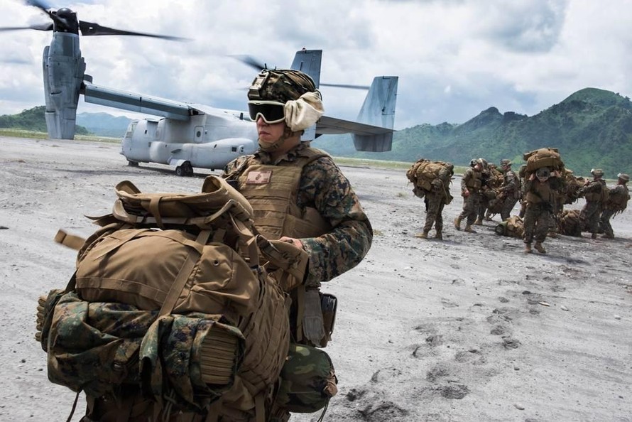Thủy quân lục chiến Mỹ tới Căn cứ không quân Đại tá Ernesto Ravina của Philippines để cùng lính thủy đánh bộ Philippines diễn tập song phương. Ảnh: US Navy. 