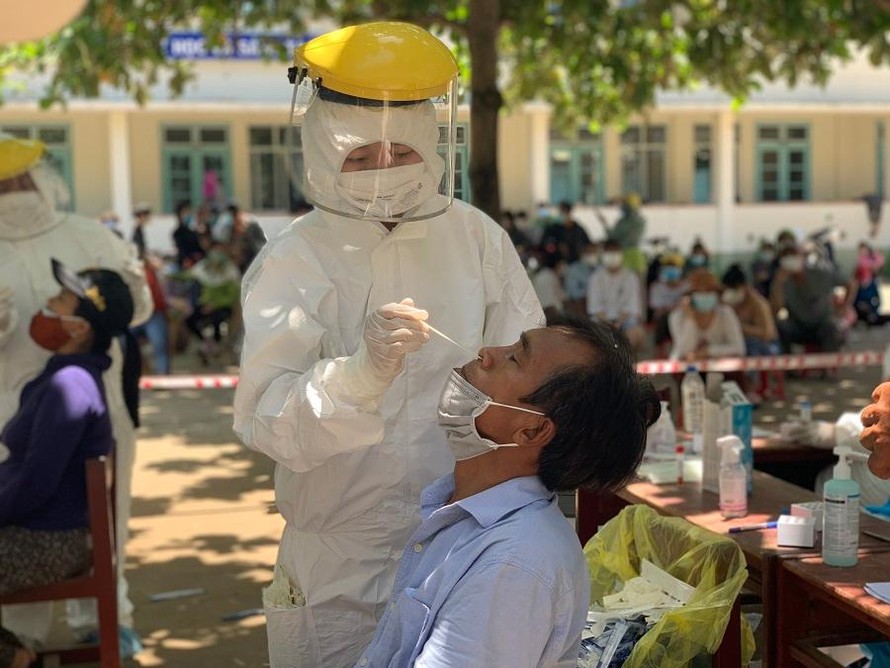 Lực lượng y tế Quảng Ngãi lấy mẫu xét nghiệm cho người dân.