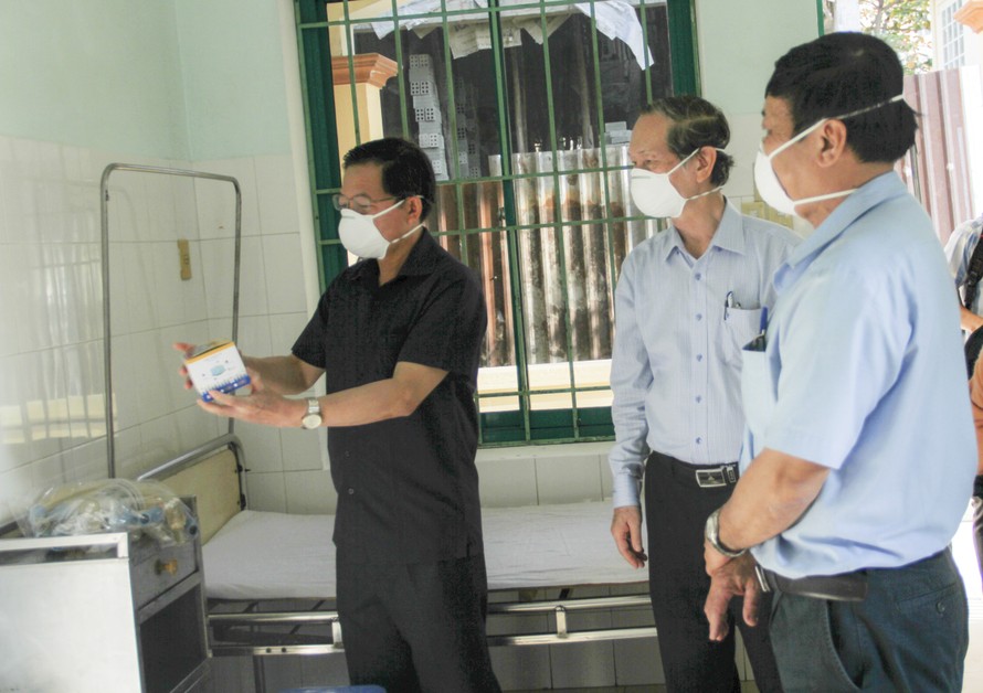Lãnh đạo UBND tỉnh Bình Định trong 1 lần đi kiểm tra công tác phòng chống dịch Covid-19 tại Bệnh viện Đa khoa tỉnh. Ảnh: Trương Định