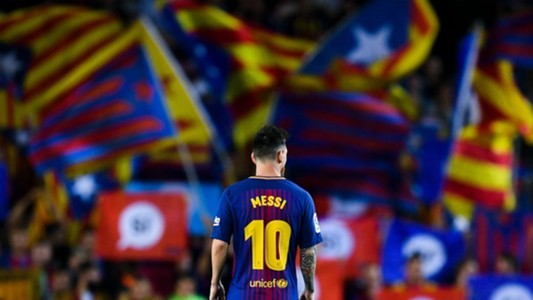 Messi có thể cùng Barcelona chuyển sang Premier League thi đấu.