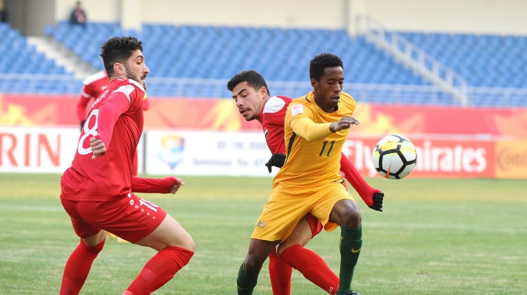Ahmad Al Ahmad (trái) quyết tâm cùng U23 Syria đánh bại U23 Việt Nam.