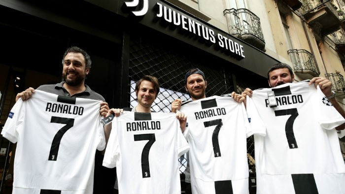 Áo đấu của Ronaldo đang bán rất chạy tại Turin.