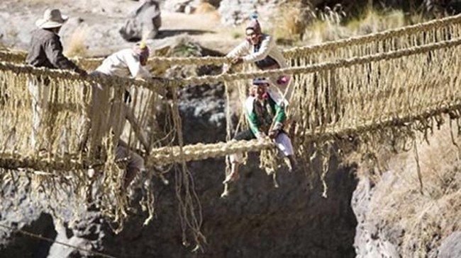 Kỳ lạ xây cầu bằng cỏ ở Peru