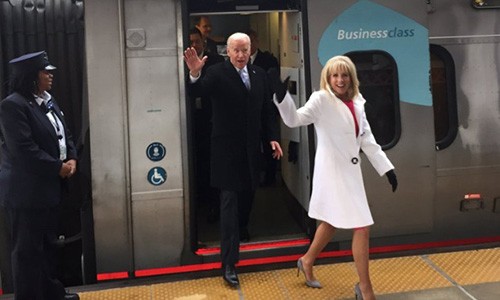 Cựu phó tổng thống Mỹ Joe Biden cùng vợ lên tàu về quê. Ảnh: CNN