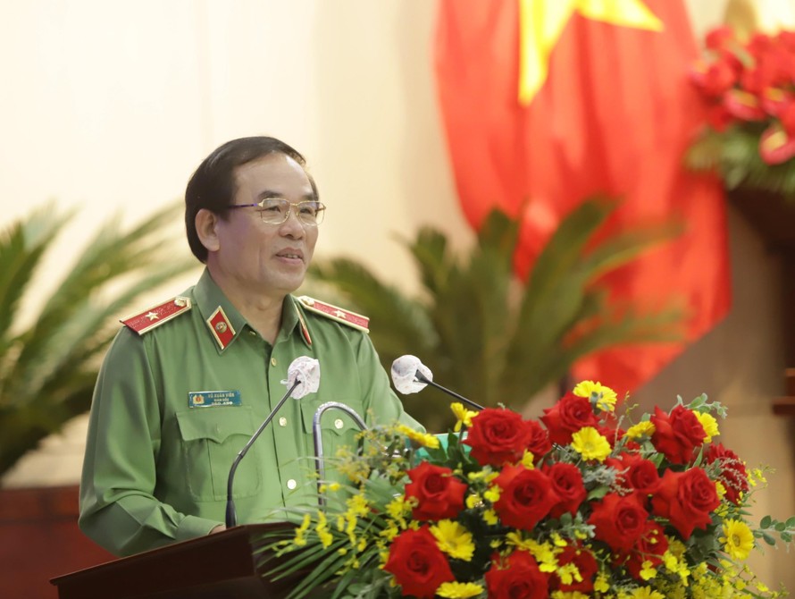 Thiếu tướng Vũ Xuân Viên trả lời câu hỏi của đại biểu tại kỳ họp. 