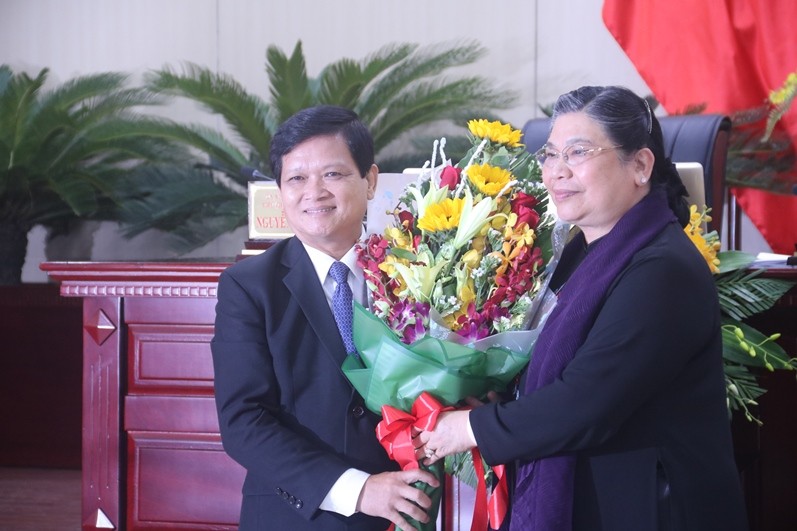 Phó chủ tịch thường trực Quốc hội Tòng Thị Phóng tặng hoa chúc mừng tân Chủ tịch HĐND thành phố Đà Nẵng Nguyễn Nho Trung. Ảnh Nguyễn Thành 