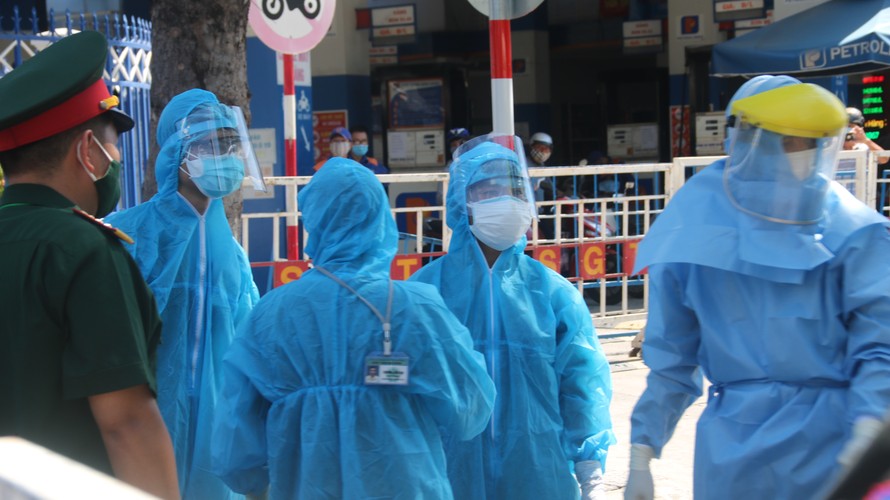 Nhân viên y tế Đà Nẵng làm việc tại khu vực cách ly, phong toả. Ảnh: Nguyễn Thành