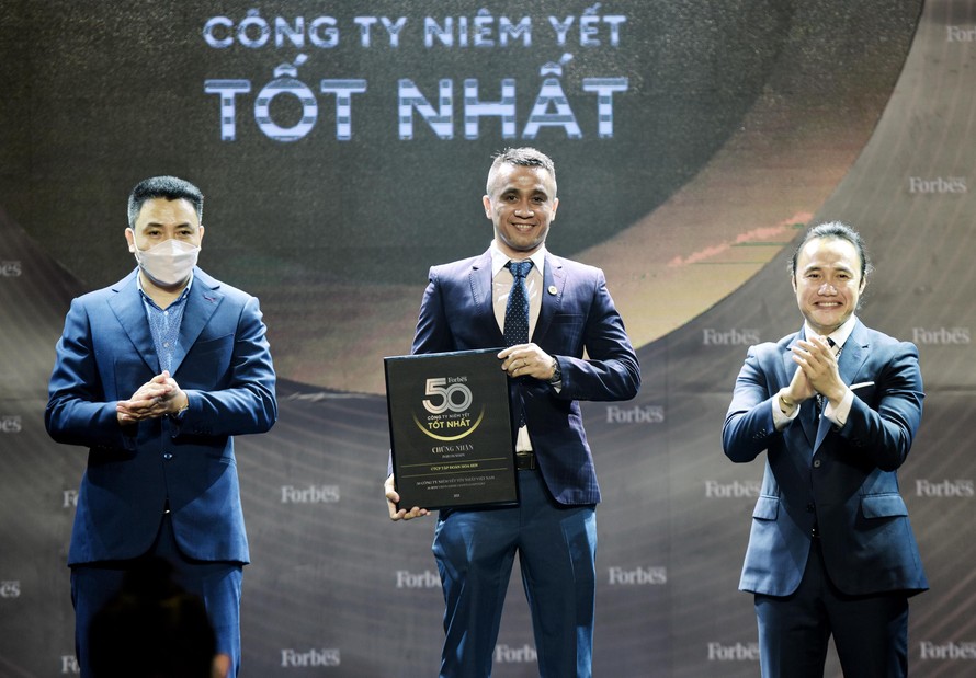 Đại diện Tập đoàn Hoa Sen (HSG) nhận chứng nhận “Top 50 công ty niêm yết tốt nhất năm 2021”, do tạp chí Forbes Việt Nam tổ chức.