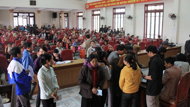 Rất đông người dân đến nhận quà tại huyện Hậu Lộc, Thanh Hóa