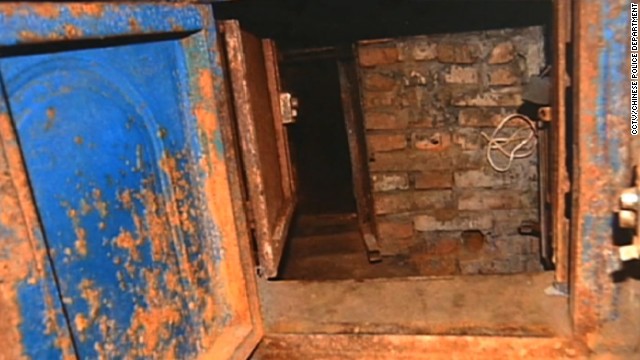 Cửa hầm nơi 6 phụ nữ bị giam 