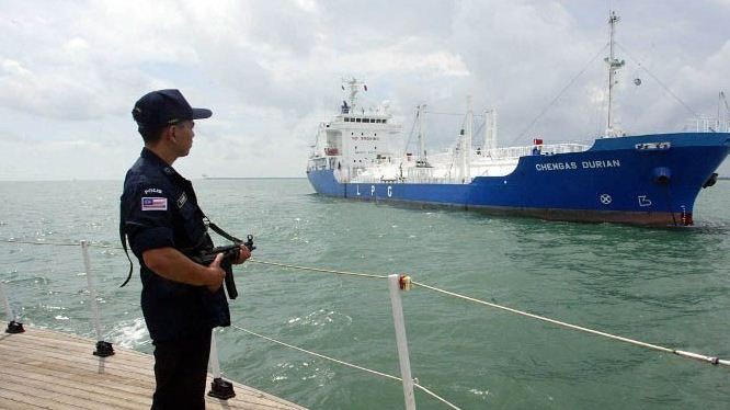 Một cảnh sát biển Malaysia tuần tra ở Eo biển Malacca