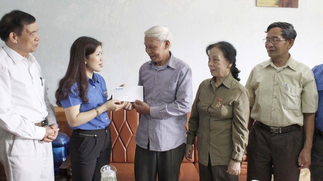 Trao quà cho cựu TNXP Nguyễn Văn Hạnh ở Hà Lầm, TP. Hạ Long 