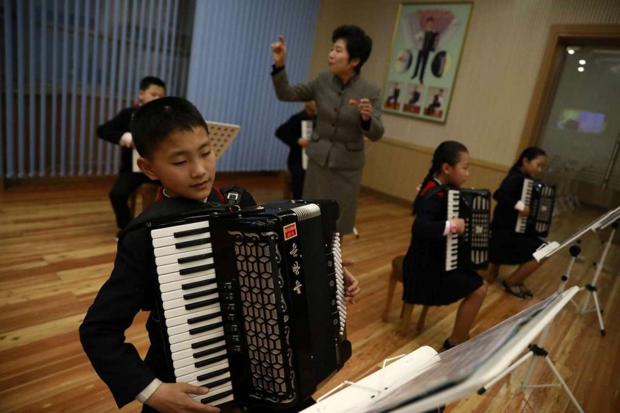 Em bé chơi nhạc tại Cung Thiếu nhi Mangyondae ở Bình Nhưỡng.