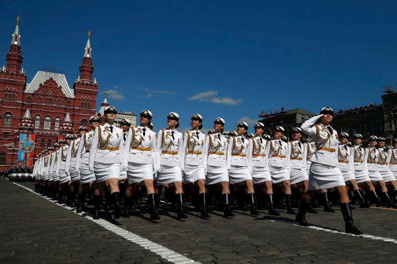 Các nữ binh bước đều tăm tắp trên Quảng trường Đỏ, luyện tập cho lễ duyệt binh diễn ra ngày 9/5. 