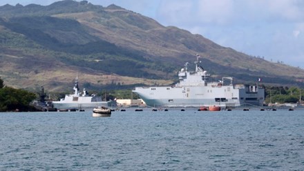 Hai tàu Hải quân Pháp tại cảng của Căn cứ Hài quân Guam.