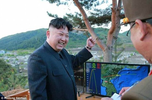Ông Kim Jong Un theo dõi vụ phóng tên lửa qua màn hình, khen các chuyên gia đã làm việc vất vả và đạt được kết quả tuyệt vời.
