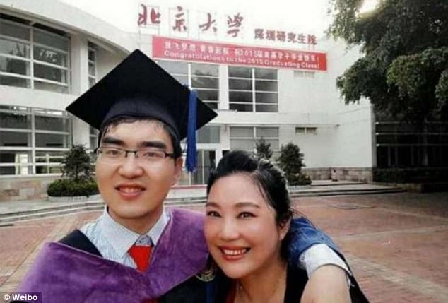 Hai mẹ con hạnh phúc ngày Ding Ding tốt nghiệp đại học.