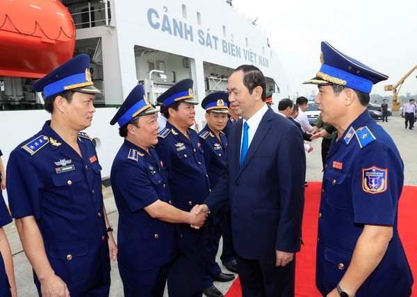Chủ tịch nước Trần Đại Quang với cán bộ, chiến sỹ Bộ Tư lệnh Vùng Cảnh sát biển 3. (Ảnh: Nhan Sáng/TTXVN)
