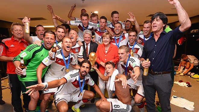 Thủ tướng Merkel chung vui cùng các tuyển thủ.