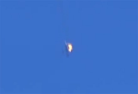 Đốm sáng nghi là máy bay bốc cháy. Ảnh cắt từ clip đăng tải trên mạng về máy bay rơi.