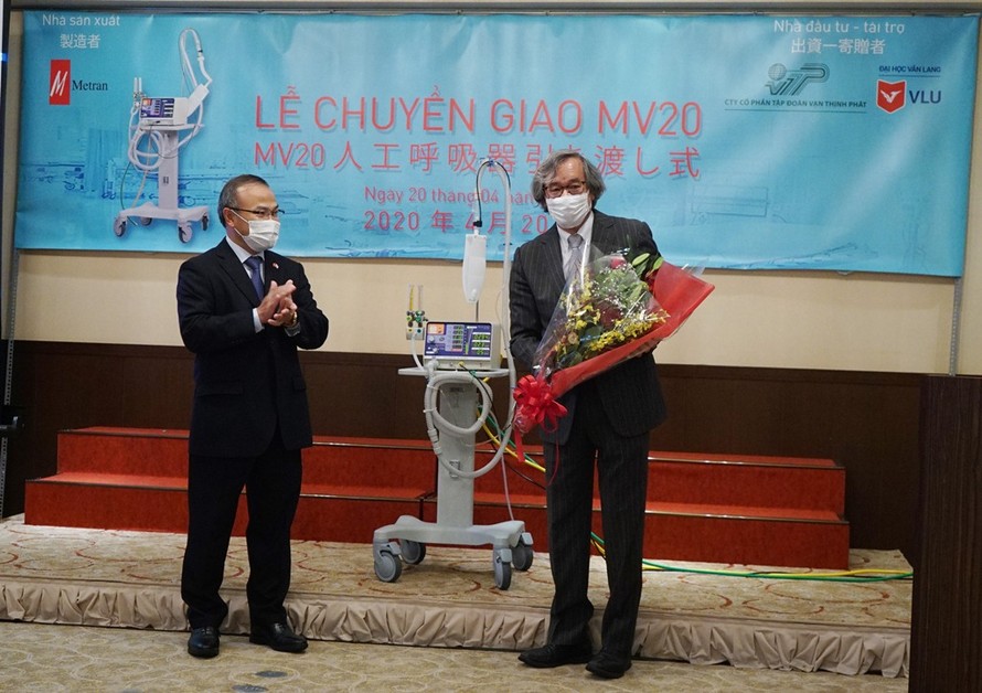 Lễ bàn giao máy thở MV20 cho Việt Nam chống dịch COVID-19 được tổ chức tại Đại sứ quán Việt Nam ở Nhật Bản