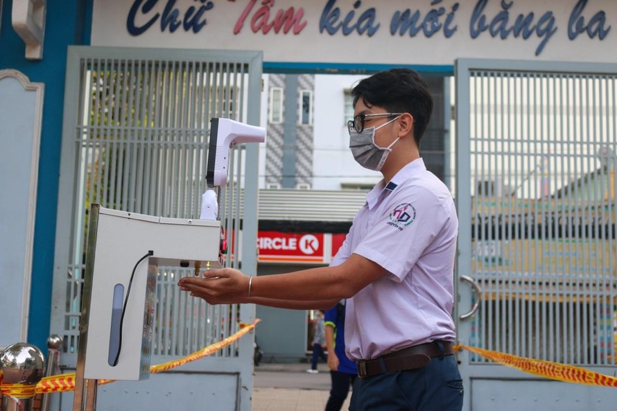 Học sinh trường THPT Nguyễn Du đến trường tập huấn phòng, chống dịch COVID-19 sáng ngày 10/12