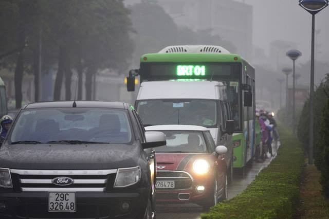Khi thời tiết xấu hoặc giờ cao điểm, tình trạng phương tiện lấn làn xe buýt nhanh diễn ra phổ biến. Ảnh: Nguyễn Hoàn.