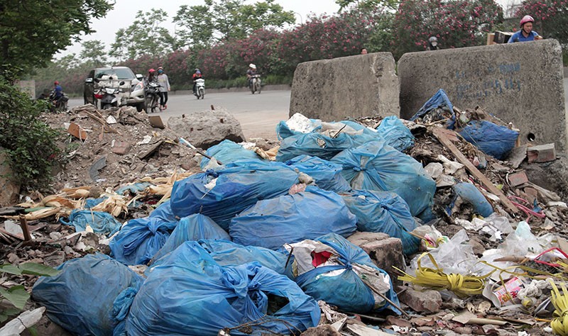 Phế thải chất đống ở đại lộ đẹp nhất Việt Nam