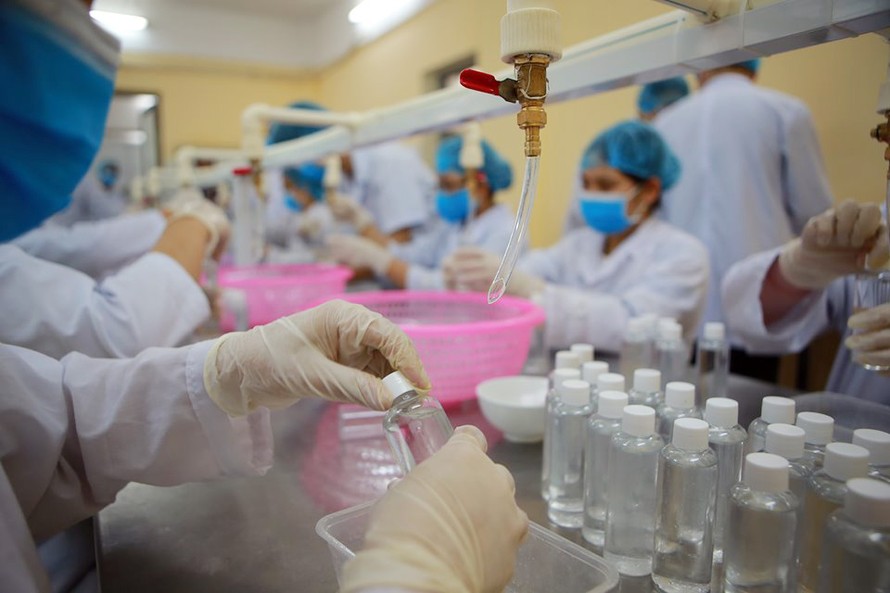 Cận cảnh xưởng chế cồn rửa tay hỗ trợ người dân Sơn Lôi - Vĩnh Phúc