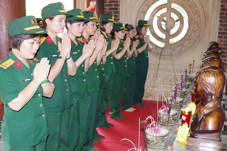 Đoàn cán bộ Ban phụ nữ Quân đội thắp hương tri ân các anh hùng, liệt sỹ tại Khu di tích lịch sử quốc gia Truông Bồn 