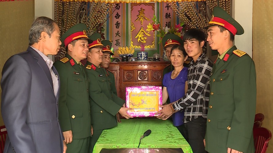 Bộ CHQS tỉnh Quảng Trị tặng quà cho thanh niên có hoàn cảnh khó khăn trên địa bàn huyện Hướng Hóa nhập ngũ năm 2020
