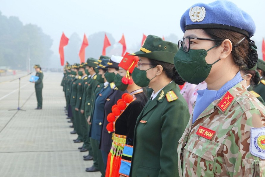 Đoàn đại biểu phụ nữ Quân đội ưu tú báo công tại Lăng Bác, sáng 12/12. Ảnh: Nguyễn Minh