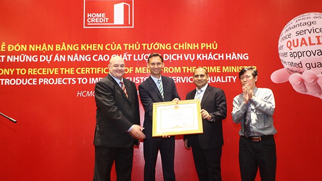 Ông Nguyễn Văn Phú (Phải)- Phó vụ trưởng, Cơ quan đại diện Ban thi đua khen thưởng TW trao bằng khen của Thủ tướng Chính phủ cho đại diện lãnh đạo Công ty tài chính PPF Việt Nam 