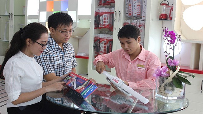 Nhân viên Điện Quang tư vấn miễn phí cho khách hàng về các sản phẩm sử dụng nguyên liệu chống cháy