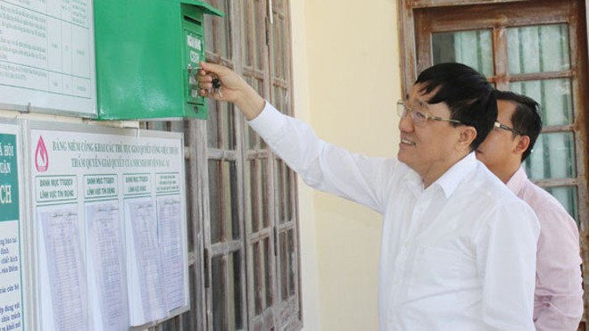 Tổng Giám đốc Dương Quyết Thắng kiểm tra các thông tin tín dụng được NHCSXH tỉnh Ninh Thuận công bố tại trụ sở UBND xã Phước Đại, huyện Bác Ái