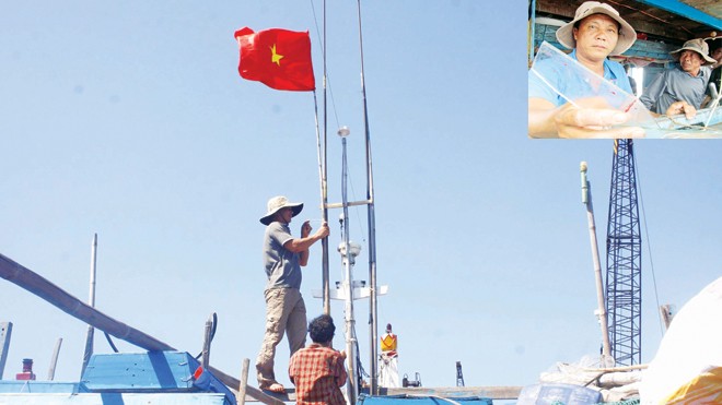  Ngư dân Núi Thành - Quảng Nam cột chặt cờ Tổ quốc chuẩn bị ra khơi chiều 10/5/2014 (ảnh lớn); Mảnh kính vương vãi trên tàu anh Nguyễn Lộc sau khi bị đập phá ở Hoàng Sa (ảnh nhỏ). Ảnh: PV