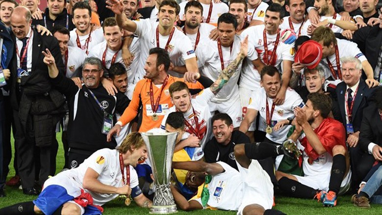  Các cầu thủ Sevilla ăn mừng danh hiệu vô địch Europa League. Ảnh: Getty Images 