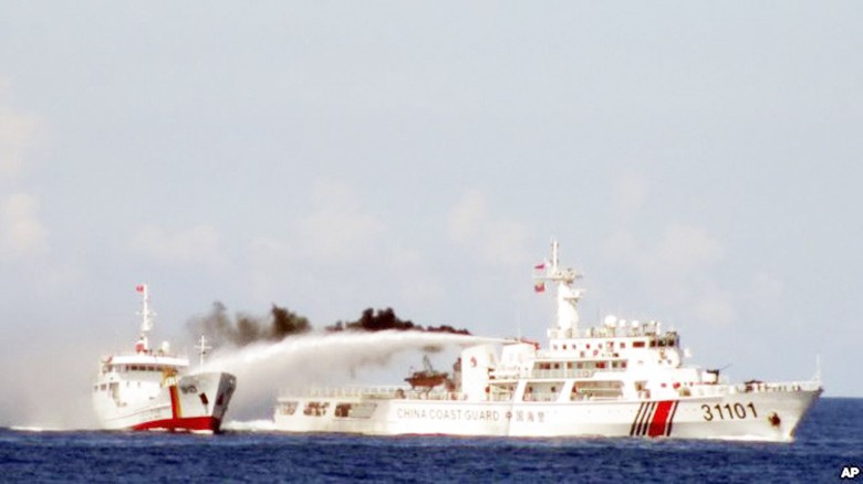  Tàu hải cảnh Trung Quốc (phải) dùng vòi rồng công suất lớn tấn công tàu kiểm ngư của Việt Nam. Nguồn: Cảnh sát biển Việt Nam
