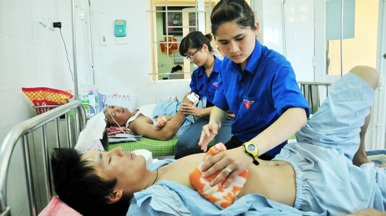 Bạn Thái Thị Yến (sinh viên năm nhất) đang chăm sóc bệnh nhân Trung Quốc
