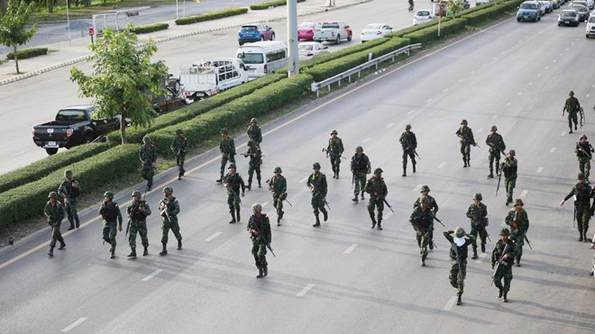  Binh sĩ Thái Lan tuần tra trên đường phố Bangkok sau đảo chính. Ảnh: AP