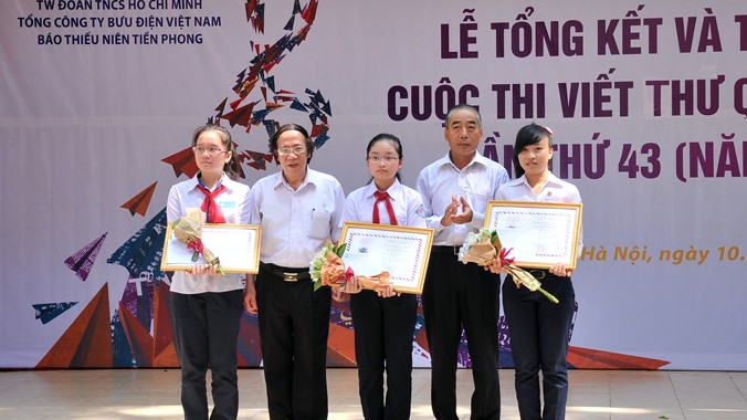 Tổng biên tập báo Thiếu niên Tiền Phong Vũ Quang Vinh (thứ hai trái sang) trao giải Nhì cuộc thi Viết thư Quốc tế UPU43 (2014)