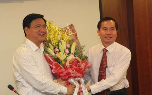 Bộ trưởng Đinh La Thăng chúc mừng ông Nguyễn Văn Huyện nhận Quyết định bổ nhiệm Tổng cục trưởng Tổng cục Đường bộ VN. Ảnh: Giao thông Vận tải
