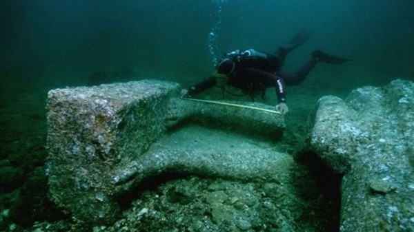Năm 2011, các nhà khảo cổ phát hiện vô số tảng đá khổng lồ - bằng chứng đầu tiên về thành phố huyền thoại của Ai Cập - dưới đáy Đại Tây Dương. Ảnh: Daily Mail