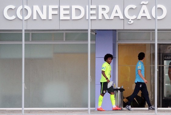 Hình ảnh Willian khập khiễng rời sân khiến nhiều người lo lắng. Ảnh: AFP