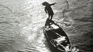Cảnh ngư dân đánh cá ảnh của nhiếp ảnh gia Cao Lĩnh trước năm 1975 