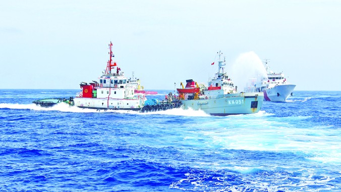 Tàu kiểm ngư 951 của Việt Nam (giữa) bị các tàu Trung Quốc đâm va, phun nước hôm 23/6 gần giàn khoan Hải Dương 981. ảnh: Việt Cường